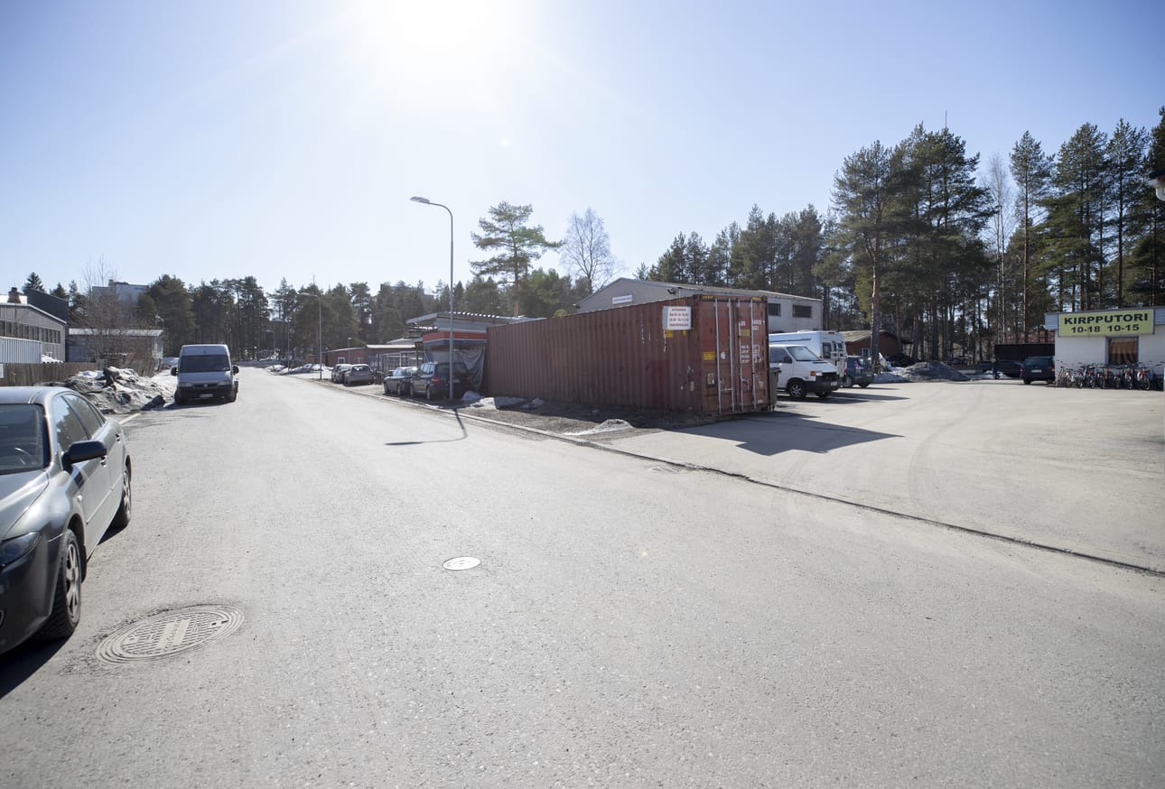 Oulun käräjäoikeus vangitsi neljä miestä epäiltynä tapon yrityksestä. Välikohtaus tapahtui Alppilassa Patteritiellä viime torstaina.
