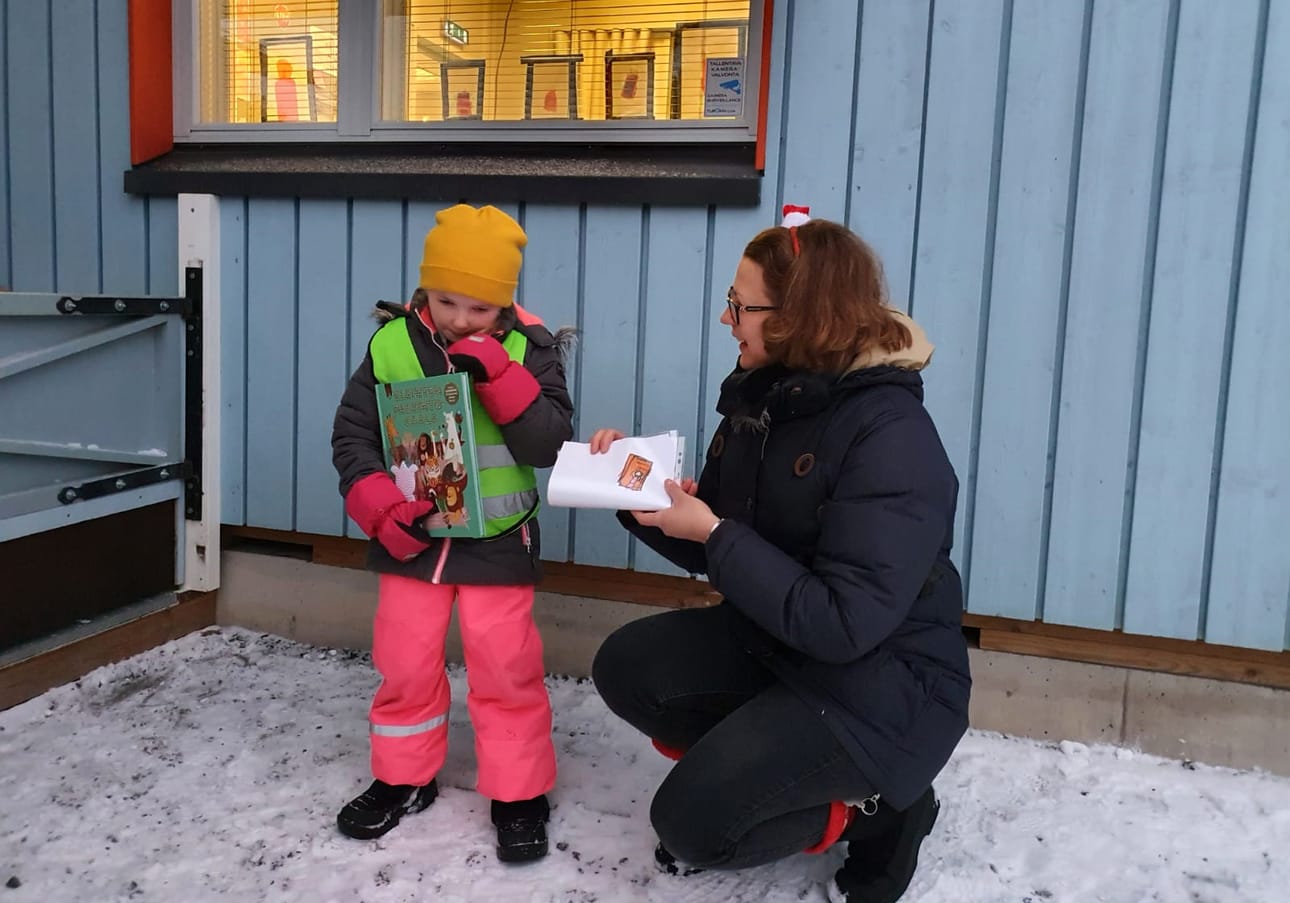 Hirvaalla esikoulua käyvä Heljä Erola otti vastaan kirjapalkinnon ja Lukulumon tuotepalkinnon varhaiskasvatuksen opettajalta Anne Markkaselta.