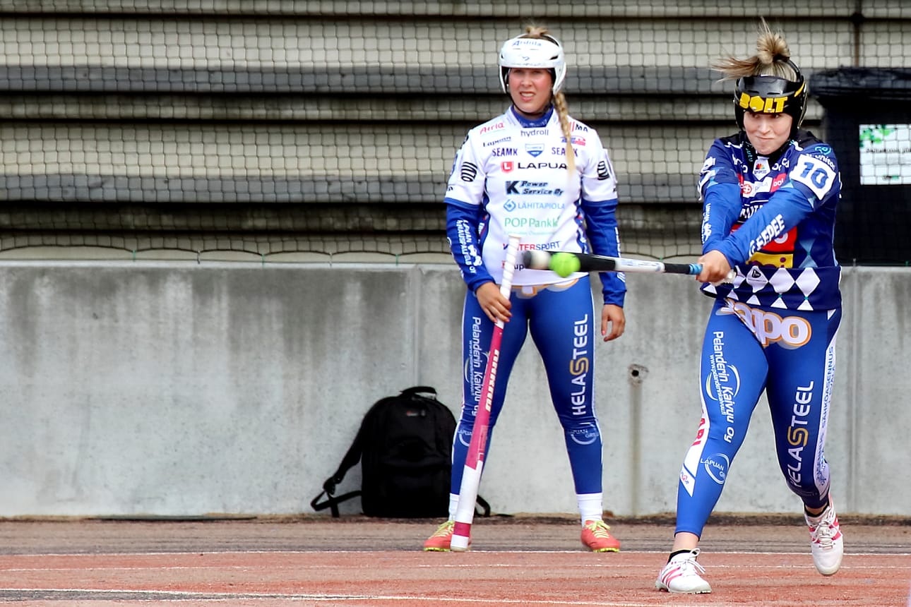 Kuvassa lyövä Janette Lepistö nousi torstaina naisten Superpesiksen kaikkien aikojen lyöjätilaston kärkeen. Arkistokuva.