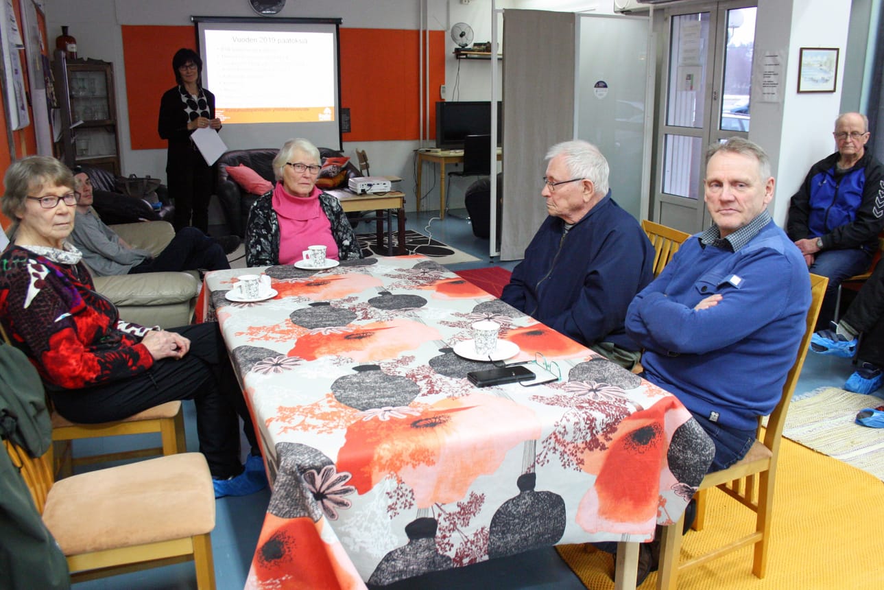 Kuntalaiskahvilaan Posion Hyvän Mielen Paikkaan saapui kymmenkunta kuntalaista. Pöydän ääressä Saara Kasurinen (vas.), Sisko Ruokamo, Eero Palosaari ja Heikki Maaninka sekä oikealla Matti Paloniemi ja taustalla vs. kunnanjohtaja Eija Ahola kuuntelivat tässä Leena Mäkelän kysymyksiä.