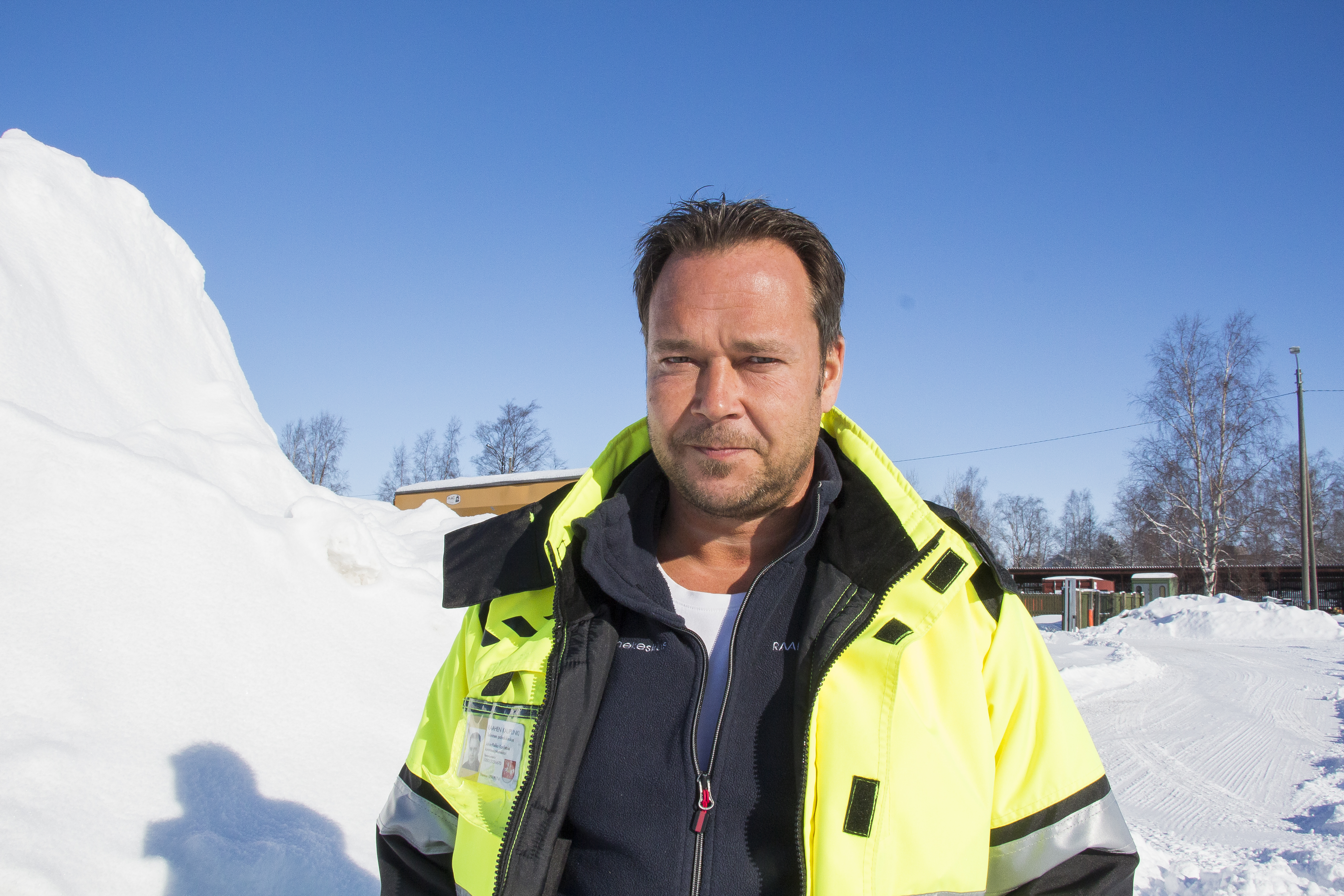 Juha-Pekka Karihtala varoittaa työntämästä  pihalumia kadun puolelle.