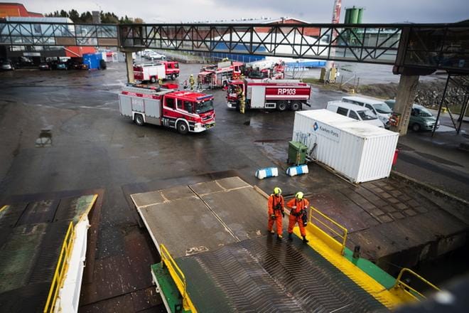 Pohjanmaan pelastuslaitokselta säntäsi tiistaina Vaasan satamaan useita paloautoja ja palomiehiä. Onneksi kyseessä oli vain harjoitus, jossa treenattiin laivahenkilökunnan ja pelastuslaitoksen palomiesten yhteistoimintaa mahdollisessa onnettomuustilanteessa. KUVAT: JARNO PELLINEN