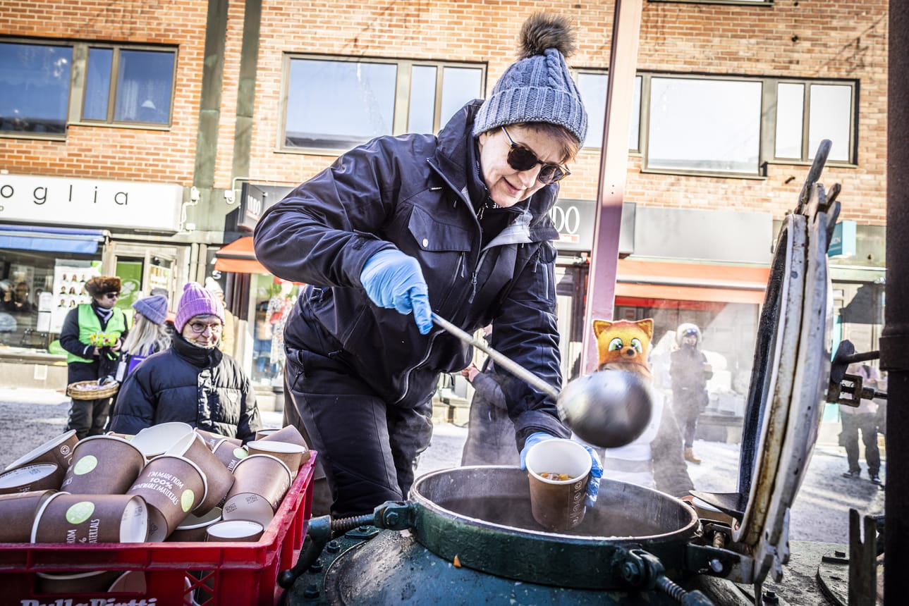 Nina Kiviniemi jakoi makkarakeittoa keskustan teltalla.