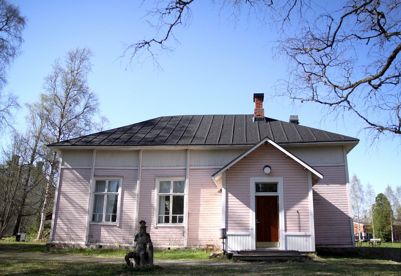 Veistola, jossa toimii tällä hetkellä valokuvalinja, saa vuosittain kylkeensä uuden taideteoksen.