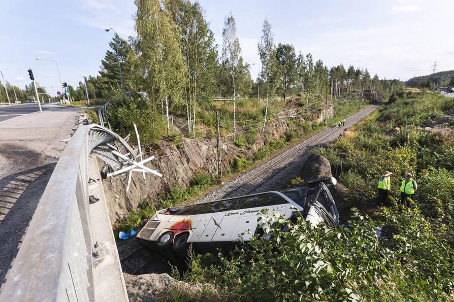 Neljä ihmistä kuoli, kun bussi suistui sillalta alas junaradalle elokuussa 2018.