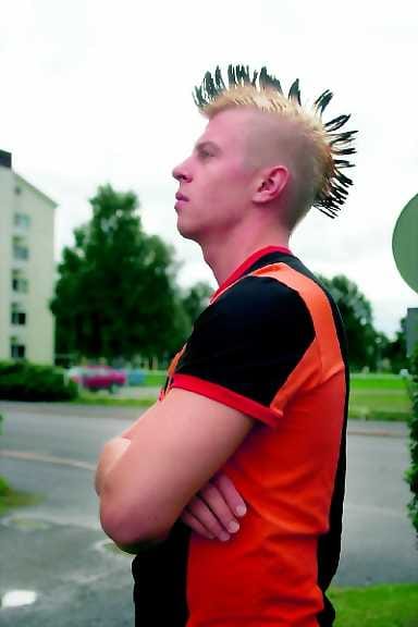 Päivitetty versio. Jani Lehtolan irokeesi ei ole ihan sellainen kuin 1980- ja 1990-luvun lajitoverit,mutta lähempänä niitä kuin beckhamilaisia muotiharjoja. Punk-ideologiaa siihen ei liity.