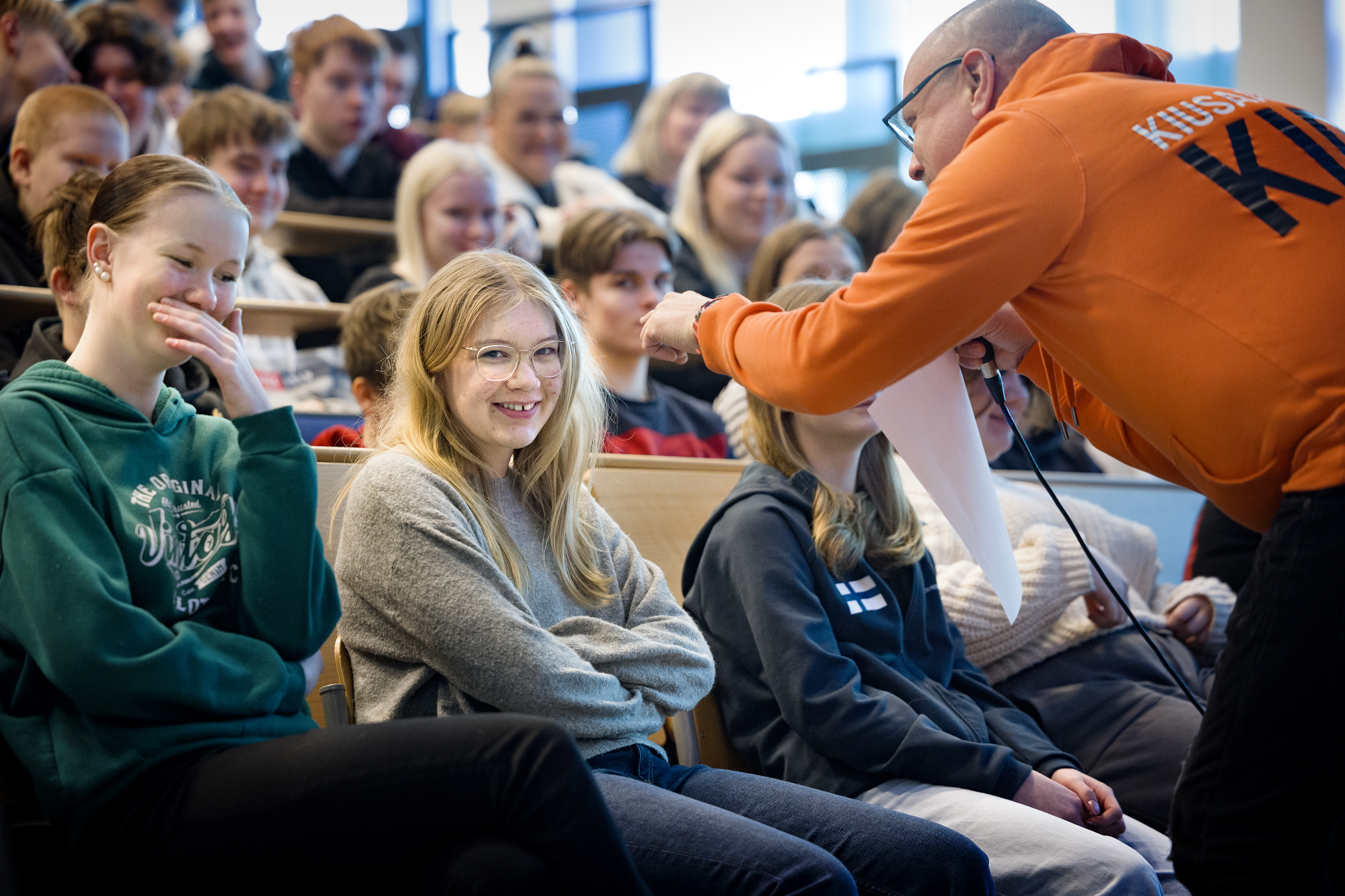 Anni Ala-Korpelan (vas.) ja Adela Nylundin pokka ei pidä, kun Mikko Kartano demonstroi ilkeiden sanojen vaikutusta itsetuntoon.