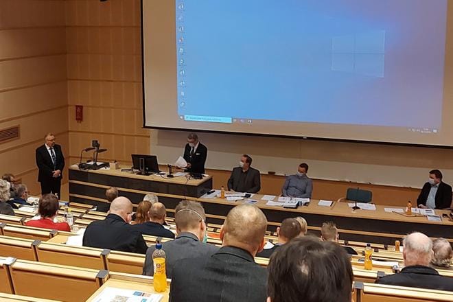 Valtuuston puheenjohtaja Martti Mannersuo onnitteli kunnallisneuvoksen arvonimen saanutta Markku Koskelaa. Mannersuo siteerasi Ciceroa, jonka mukaan hyvin käytetyn elämän muisto on ikuinen. KUVA: HANNU PUROLA