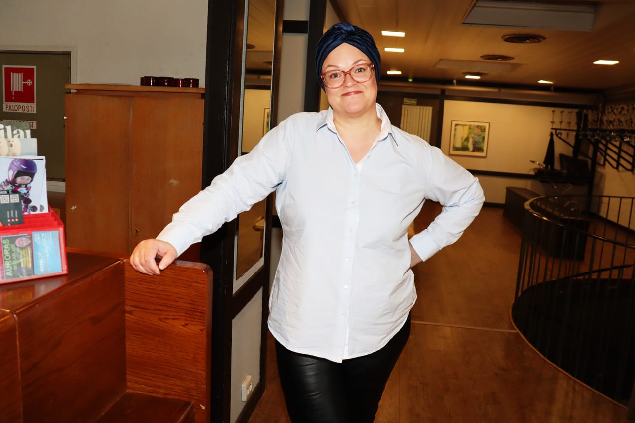 Teija-Liisa Paananen on Käpylän vastaanottotiskin luona.