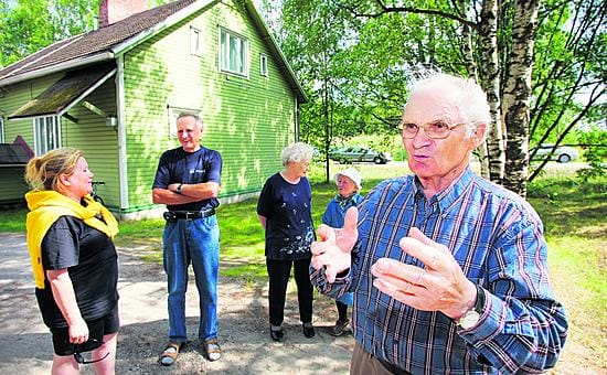"Tähän tulee uuden meluvallin reuna", näyttää Erkki Koskinen kotinsa pihalla Kynsilehdon Sammaltiellä.