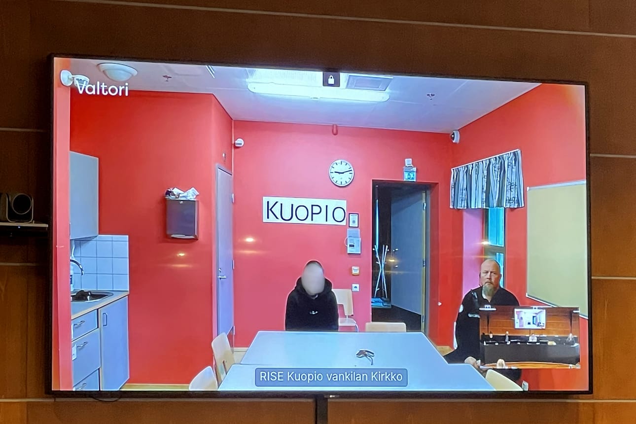 Nainen osallistuu oikeudenkäyntiin etäyhteydellä, eikä halua tulla istunnossa kuulluksi.