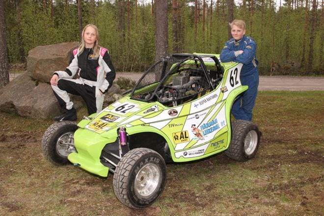 Minea ja Jesper Rantanen ovat valmiita crosskart-autojen sarjaan. KUVAT: VESA RAUHALA
