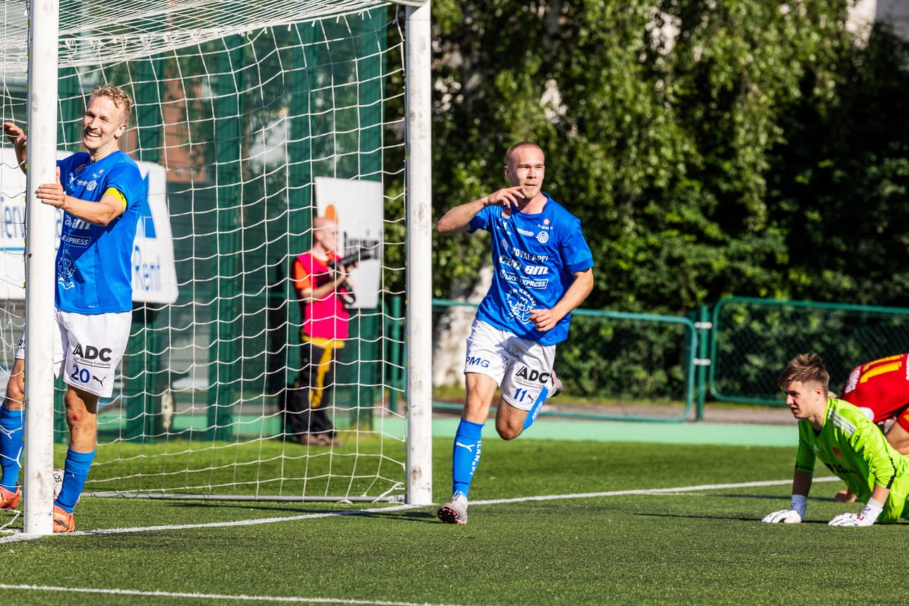 Kahden maalin Tomas Varhi (oik) sai nautiskella Espoossa. Kapteeni Simo Roiha teki yhden ja syötti kaksi.