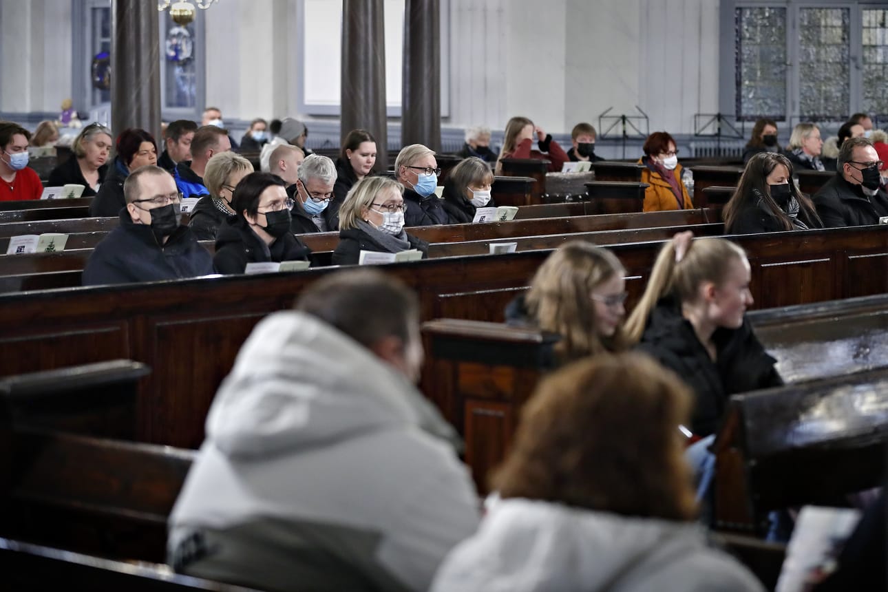 Lapuan tuomiokirkossa laulettiin kauneimpia joululauluja viisi kertaa saman päivän aikana. Jokaiselle kerralle riitti laulajia, vaikka kirkko tyhjennettiin aina välissä.