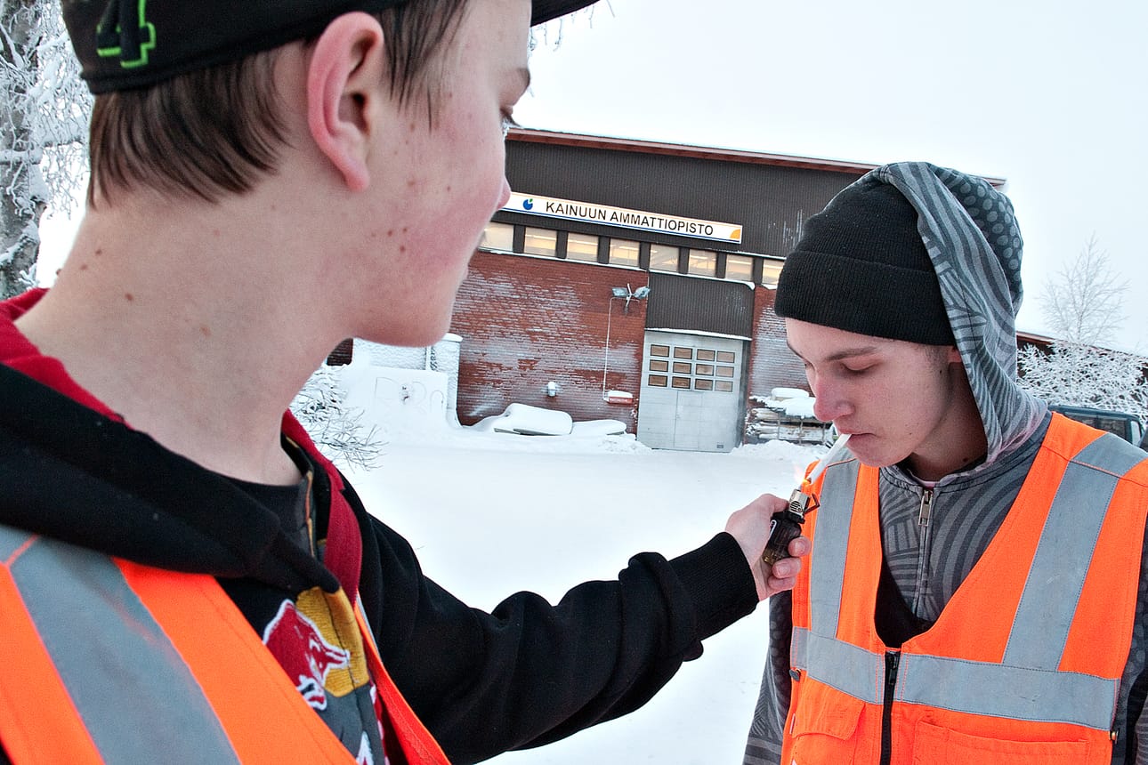 Ammattiopistossa opiskelevat Niko Väisänen ja Jesse Tyni tupakoivat useimmiten Oulangantien kevyenliikenteenväylällä. Siellä puuha sallitaan, toisin kuin koulun pihalla.