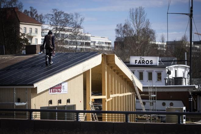 Ravintolalaiva Farokselle on saatu kokit joka vuosi, mutta se on joka vuosi yhä hankalampaa. Faroksen kohdalla on työmaa, sillä laivan viereen tulee katettu terassi lasiseinineen. Terassille tulee baari, keittiö ja jäätelökioski. KUVA: JARNO PELLINEN