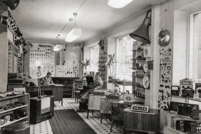 Radio-Mikro remontoi itselleen 1950-luvun alussa uuden modernin liikehuoneiston Helsingin Isolle Roobertinkadulle. Näytteillä ja myynnissä oli kaikkea antennin ja maan väliltä. KUVA: Kirjan kuvitusta (Radio-Mikro - Kaikkea antennin ja maan väliltä, Into)