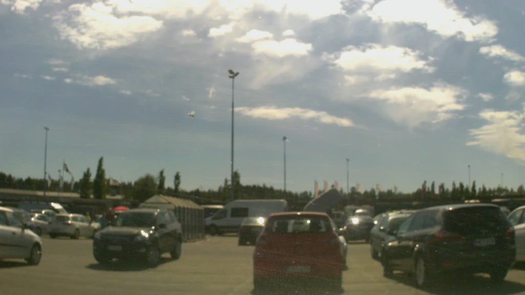 Pölypyörre riepotteli markkinatelttoja Ylöjärvellä