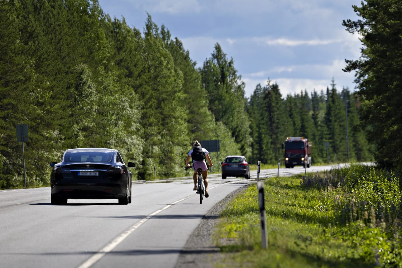 Pyöräilijä tulisi ohittaa siirtymällä vastaantulevien kaistalle. Jos vastaan tulee auto, tilanteesta voi tehdä turvallisemman hidastamalla nopeutta.