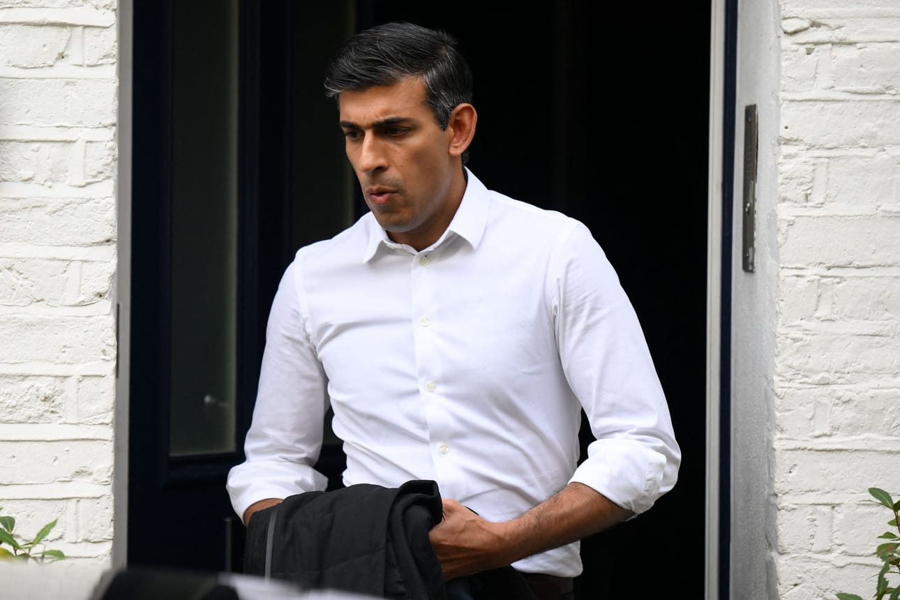 Rishi Sunak Lontoossa lähdössä kotoaan lauantaina. Lehtikuva/AFP