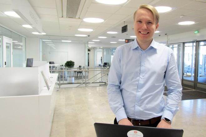 Poikkeusolot ovat Miikka Savolaisen mukaan lisänneet asiakkaiden turvallisuushakuisuutta. Ihmiset haluavat varautua epävarmoja aikoja varten. KUVA: ALAVUDEN OP
