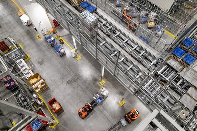 Logistiikkakeskuksen sisäkorkeus on 23 metriä, kun vanhan Espoon Kilossa sijaitsevan logistiikkakeskuksen korkeus oli 7 metriä. Kuutioita keskuksessa on 3,5 miljoonaa. KUVA: