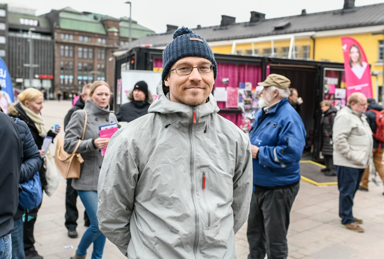 Mikkeliläinen Niilo Väätäinen haki torilta vahvistusta omille näkemyksilleen.