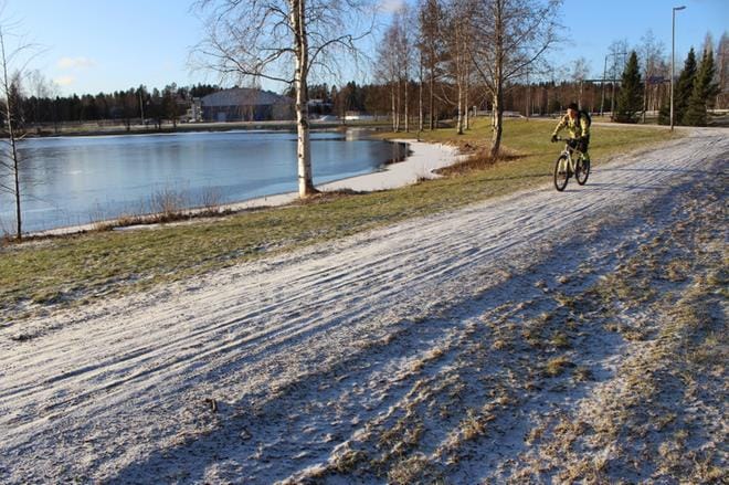 Alavuden Vähäjärven kiertävä reitti oli monin paikoin veden peitossa tulvakeväänä 2018. Juuri nyt tulvasta ei ole pelkoa, vaikka vedet ja virtaamat korkealla ovatkin. KUVA: REIJO HEIKKILÄ