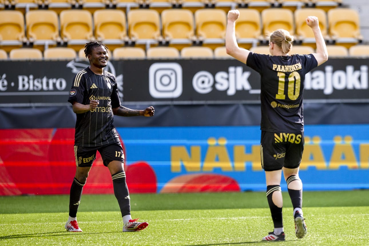 Olatoundji Tessilimi ja Kasper Paananen juhlivat SJK:n neljättä maalia.