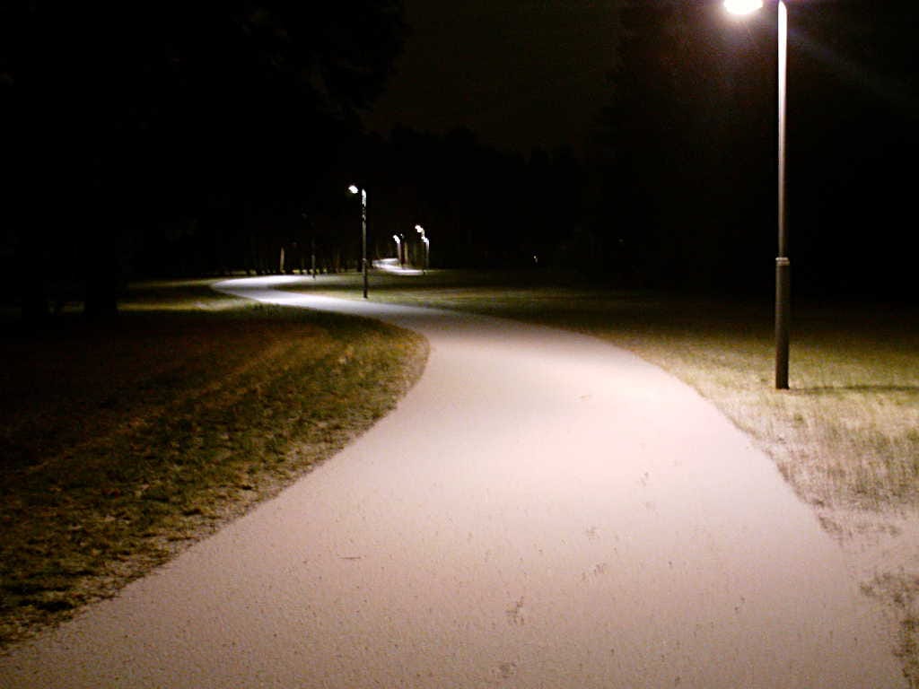 Peltolan pyörätie oli perjantai-aamuna ihan valkoinen.