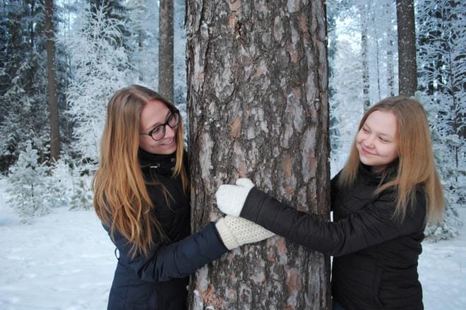Mirva Moilanen ja Salla Haapanen löytävät luonnosta innoitusta kirjoittamiseensa. KUVA:EEVA-LIISA KULJU