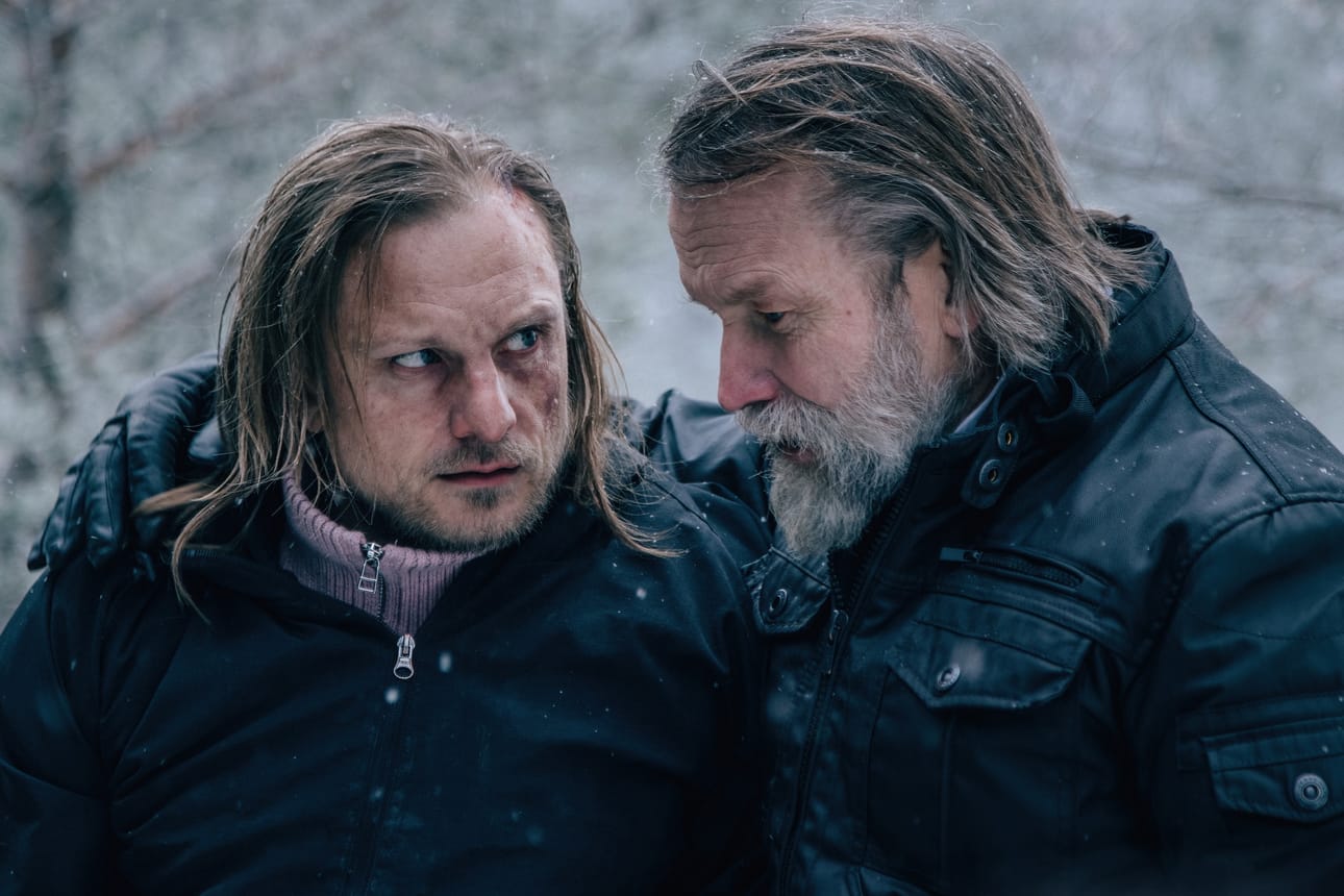 Marko "Jarna" Jantunen (Severi Saarinen, vas.) saa kuulla elokuvan alussa huumepomolta (Jorma Tommila), että hänellä on vuorokausi aikaa kerätä velkarahat kasaan. Siitä alkaa hurja pirihuuruinen juoksu aikaa vastaan.