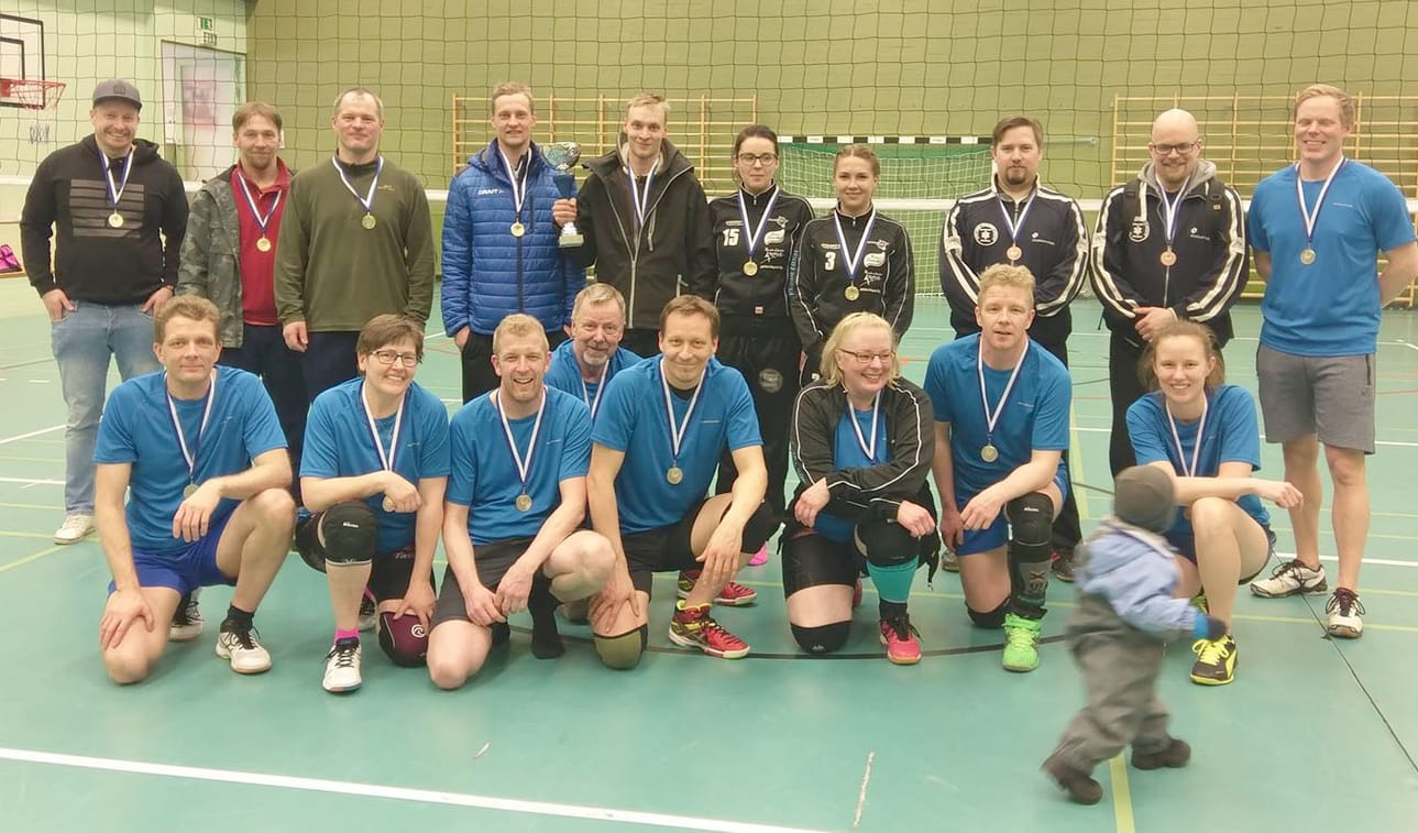 Pulkkilassa pelattiin lauantaina perinteinen Pulkkilan Ponnen järjestämä lentopalloturnaus. Yhteiskuvassa turnauksen kolme parasta joukkuetta: Huojuvat keulat, Team Rale ja Palokunta.