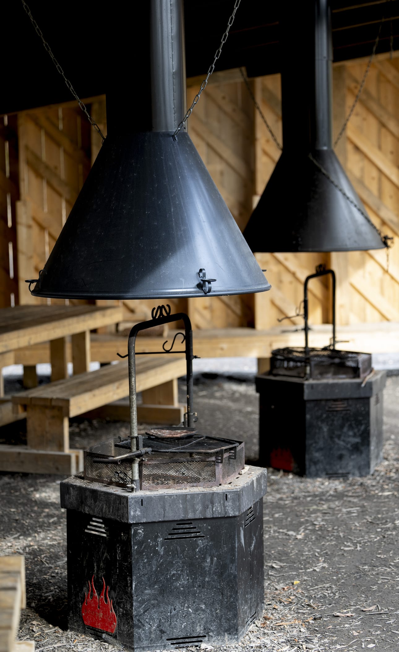 Metsähallituksen yleisohje on, että tulen voi maastopalovaroituksen aikana sytyttää tulisijassa, jossa on katos, hormi ja se on irti maasta. Tämä yleisohje ei kuitenkaan päde esimerkiksi Sanginjoella.