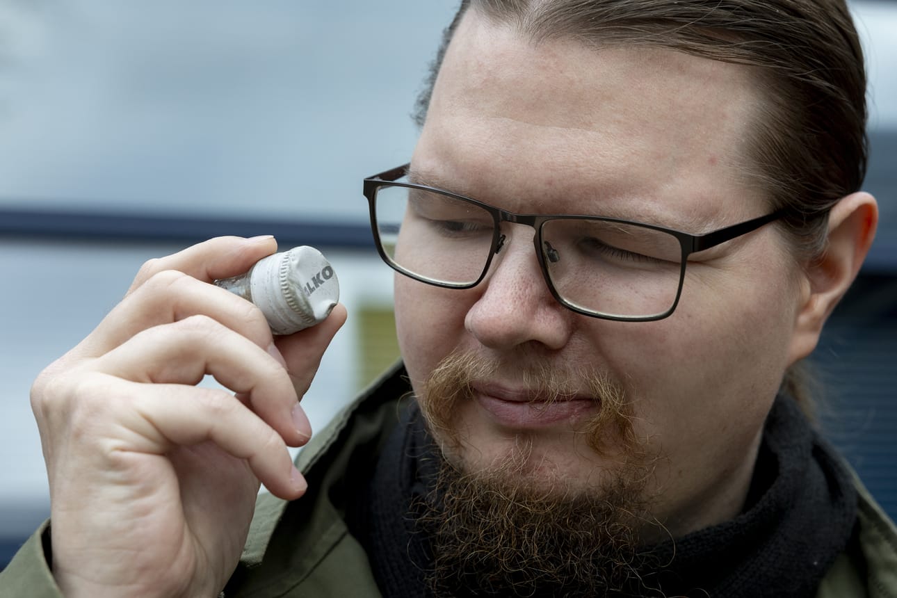 Aleksi Kelloniemi sai idean pullonkorkkien tutkimiseen metallinilmaisinharrastajien keskustelupalstalta.