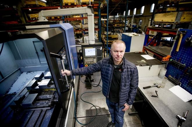 Seinäjokelainen 60 hengen työllistäjä Konepaja Stamac pitää huolta työvoimasta ja pyrkii olemaan eturintamassa myös käyttämänsä tekniikan suhteen. Toimitusjohtaja Pekka Anttilan vieressä näkyy viime vuonna hankittu työstökone. KUVA: JAAKKO ELENIUS