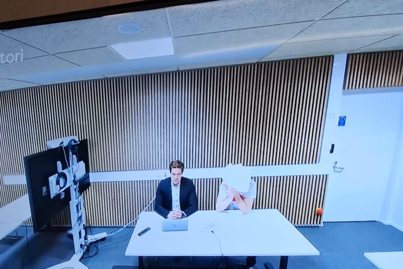 Epäilty mies osallistui vangitsemisoikeudenkäyntiin etäyhteydellä maanantaina. Hän peitti kasvonsa oikeudenkäynnin alussa.