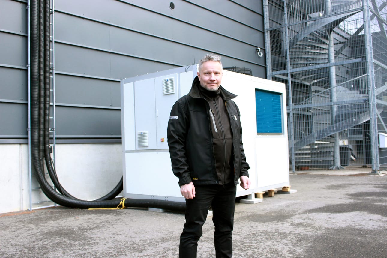 Exoconin toimitusjohtaja Jarmo Lehto kertoo, että taustalla näkyvä pilottilaitetta on pilotoitu asiakkaiden ympäristöissä jo kohta 4 vuotta. Kuva on Botnia Printin painotalolta Oulun Taka-Laanilasta.