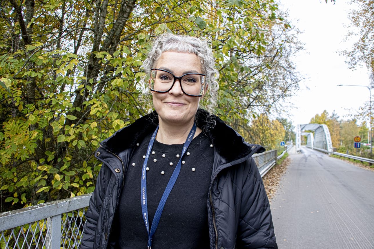 Vuosia kotona töitä tehneestä Katariina Laukkasesta on ihanaa ajaa huristella töihin Ruukin kauneuspilkun, rautasillan, läpi.