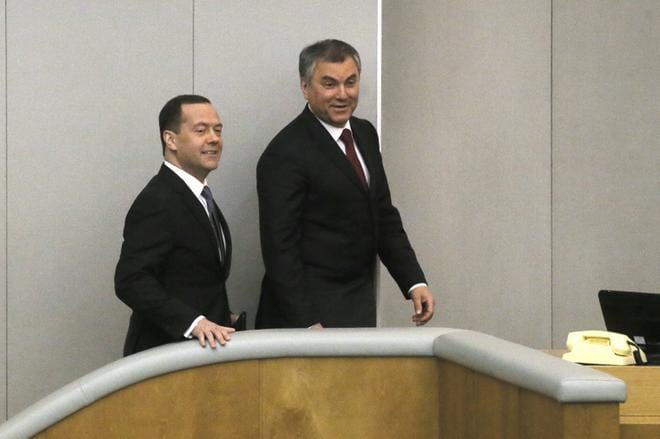 Venäjän duuman puhemies Vjatsheslav Volodin (oik.) on yleensä tiukasti maan hallituksen linjoilla. Loppuviikosta hän isännöi parlamentissa pääministeri Dmitri Medvedeviä. KUVA: MAXIM SHIPENKOV