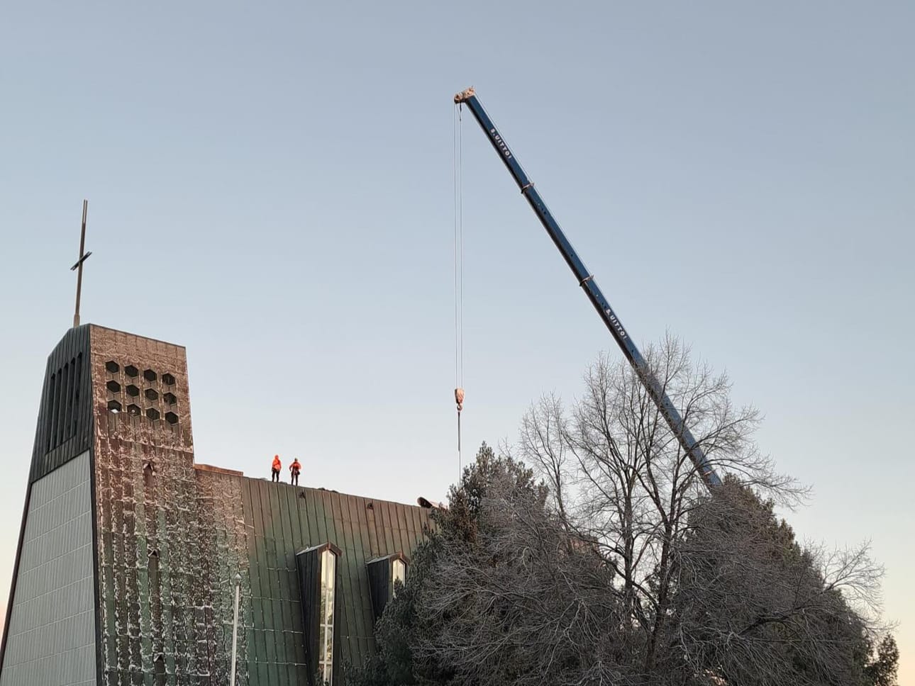 Kauhajoen kirkon kattoa suojattiin uudenvuodenaattona.