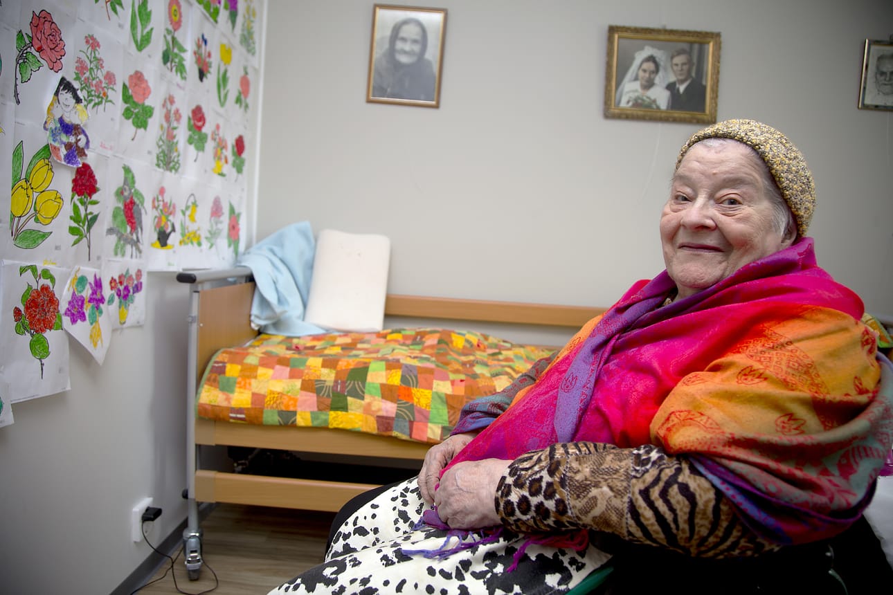 Hilma Hildén alkoi värittää värityskirjoja 90-vuotiaana. Hänellä on jo yli 100 työtä omalla seinällään Esperi Caren hoitokodissa Raahessa.