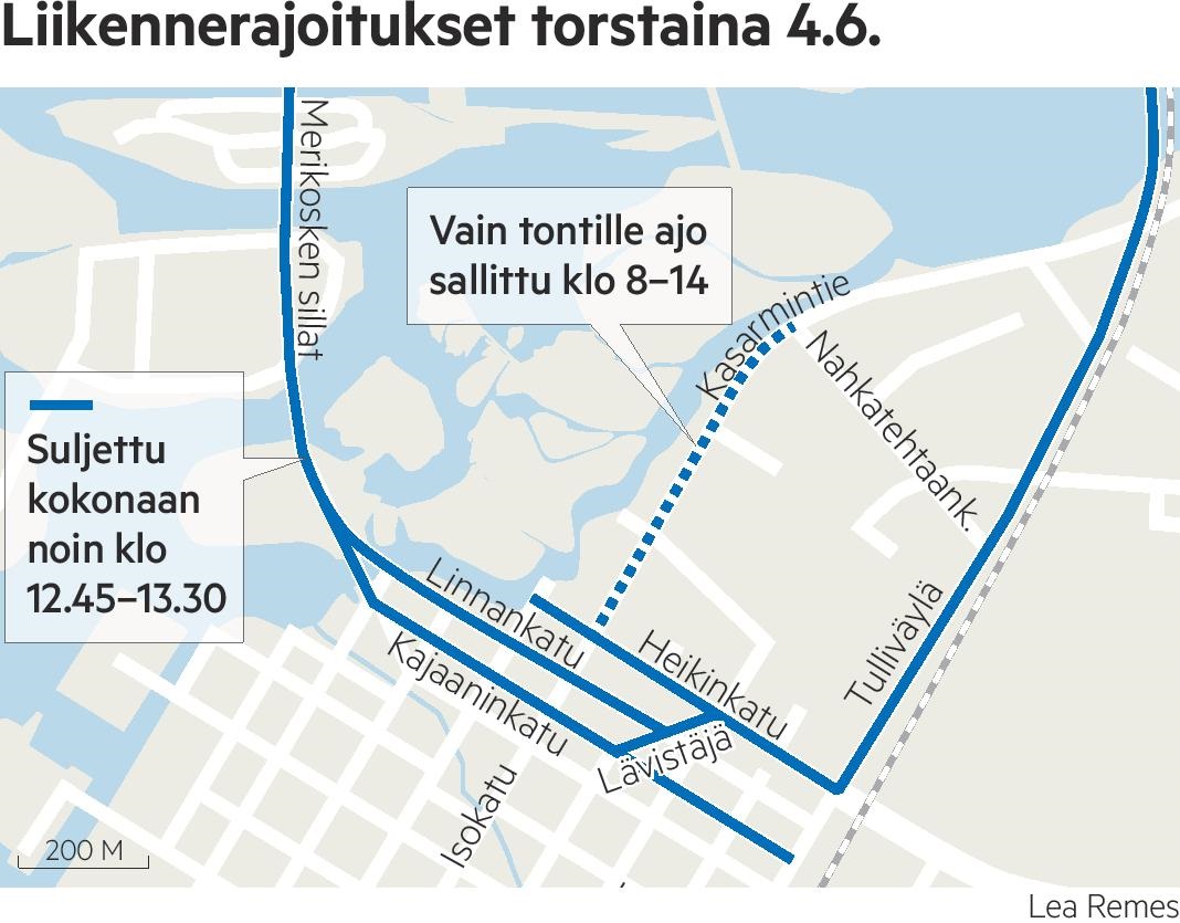 Lippujuhlan päivän paraati menee Tuiran siltoja pitkin.
