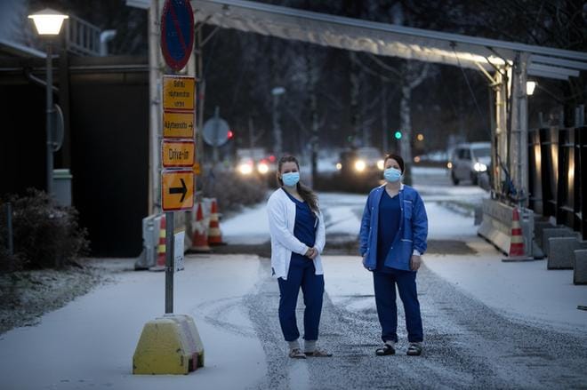 Seinäjoen terveyskeskuksen sairaanhoitajat Hanna Tuhkanen ja Virpi Metsä-Ketelä ovat päivittäin tekemisissä koronaviruspotilaiden kanssa. KUVAT: JAAKKO ELENIUS