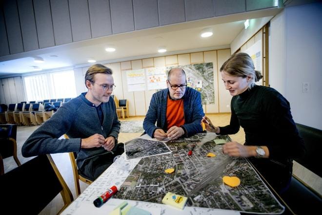Arkkitehdit Daniel Boesen, Anssi Lassila ja Jonna Ekholm ovat tehneet karttaharjoituksia eri ryhmien kanssa kaupunkikeskustan tulevaisuudesta. KUVAT: JAAKKO ELENIUS