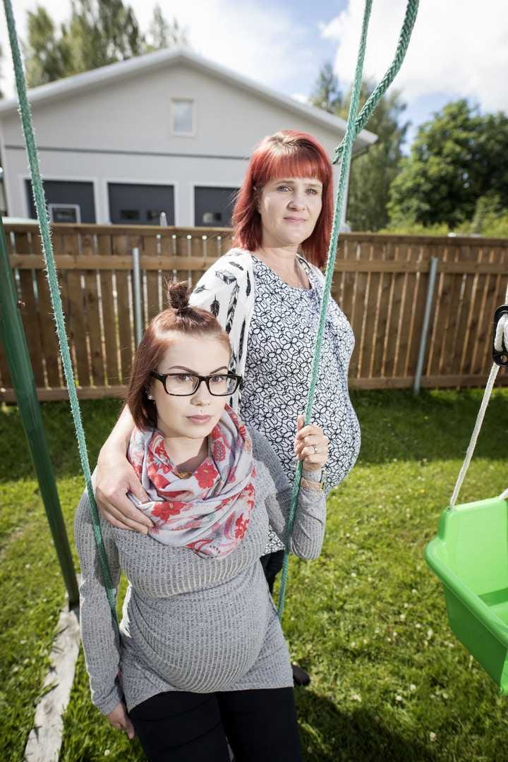 Piakkoin maailman näkevien lasten sukupuolet ovat jo Nina Koskelan ja Lea Leinon tiedossa. Kaappeihin ostettujen vaatteiden värejä ei kuitenkaan paljasteta vielä muille kuin lähisukulaisille.
