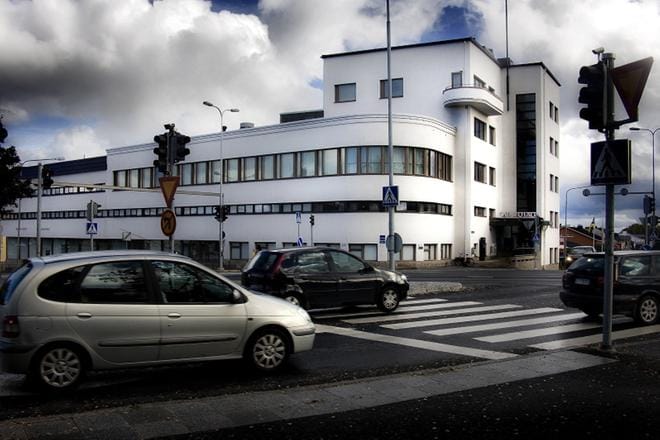 Tyhjillään oleva entinen Vaasa-opiston talo maasillan kupeessa on yksi vaihtoehto, jonne Mustasaaren keskuskoulun oppilaat voisi sijoittaa. Kuva: Eetu Sillanpää
