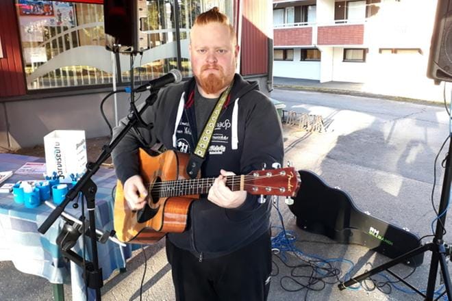 Jesse Joensuu musisoi kitaroineen Järviseutu-lehden ja Ilkka-lehden Mediapäivässä perjantaina 28.9. kello 11-14.