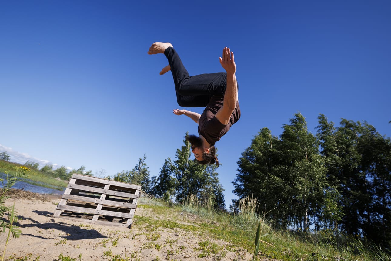 Sami Aaltomaa harjoittaa vapaa-ajalla muun muassa akrobatian taitojaan, sillä siitä voi olla elokuva-alalla hyötyä esimerkiksi stunt-rooleissa.