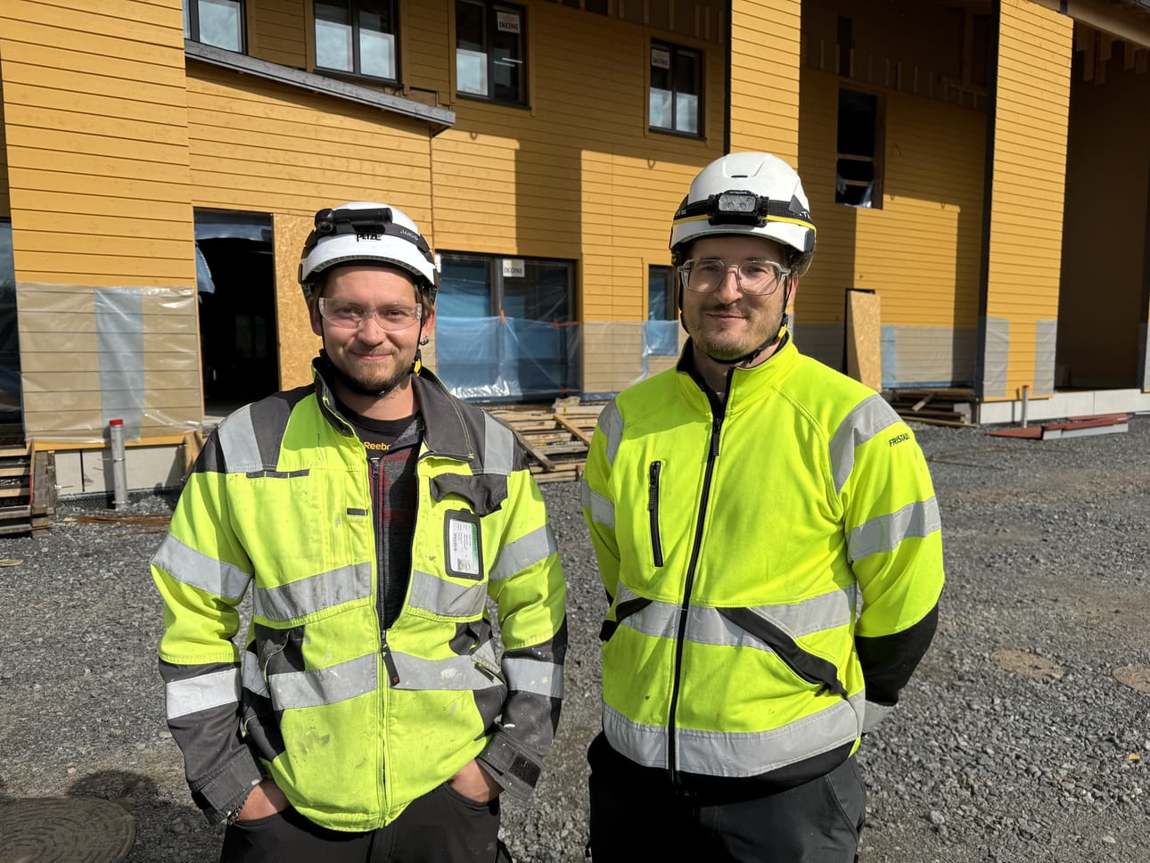 Rakennus Sakelan työnjohtajat Markus Pääkkö (vas) ja Ossi Pokela kertoivat vieraille mitä rakennustyömaalla parhaillaan tehdään.